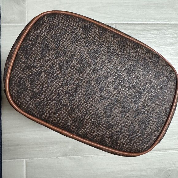 Michael Kors Samira Medium Chain Bucket Messenger Bag - Picture 3 of 9